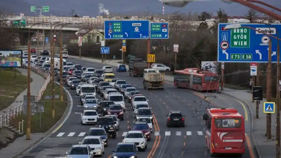 zápcha na ďiaľnici v Bratislave