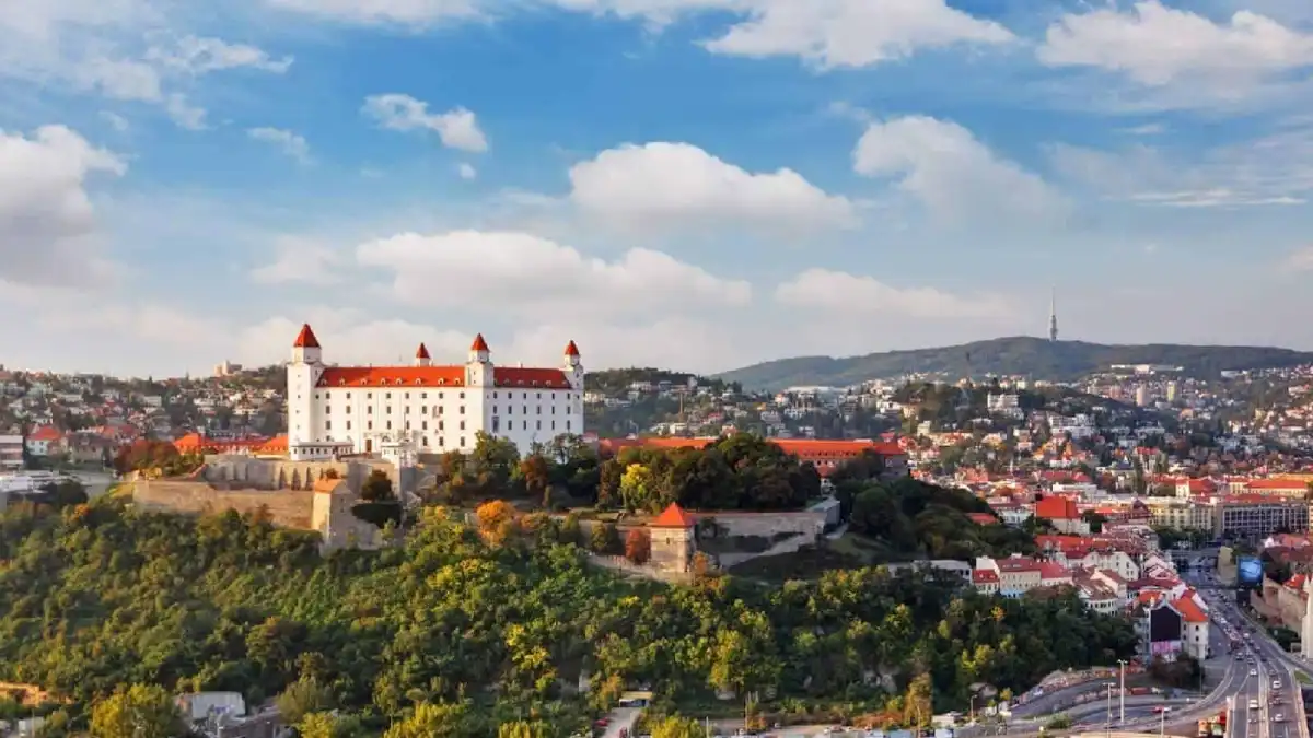 Bratislavský hrad symbol mesta a hlavný cieľ pri otázke kam v Bratislave ísť