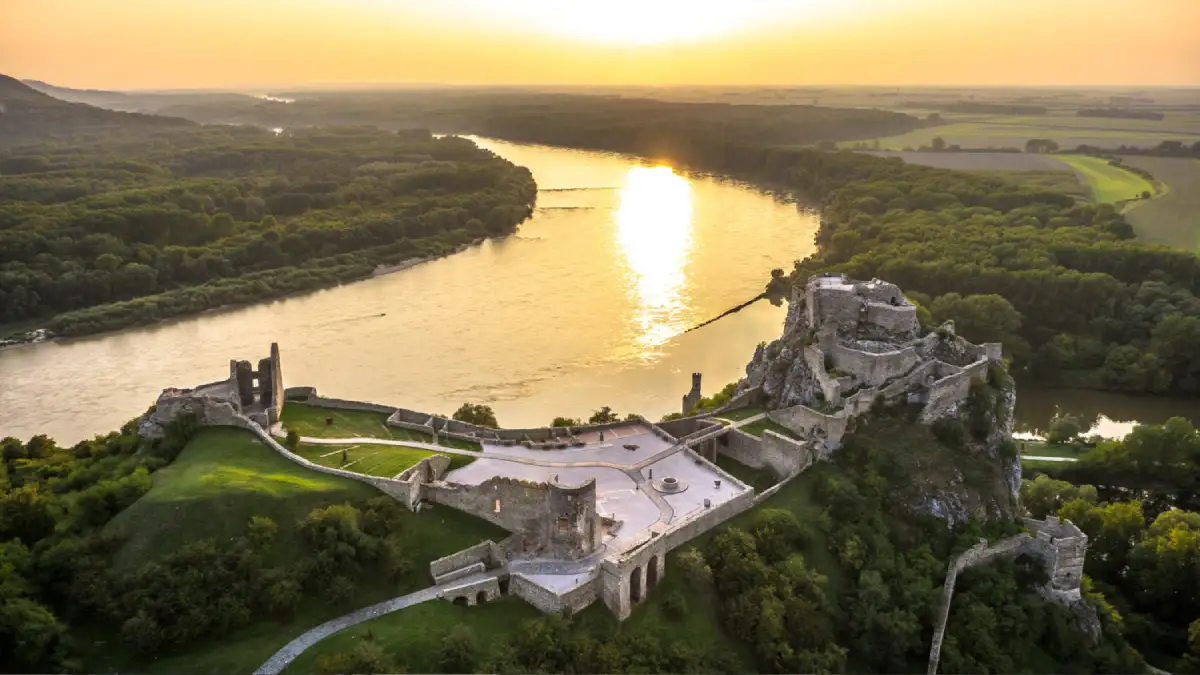 Hrad Devín pri Bratislave historické miesto na sútoku Dunaja a Moravy