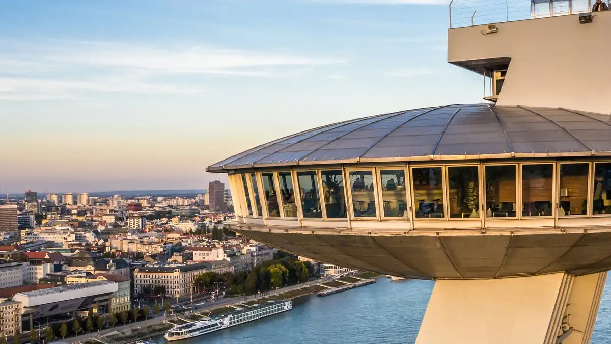 Reštaurácia UFO na vrchole Mosta SNP tip kam v Bratislave ísť na večeru s výhľadom