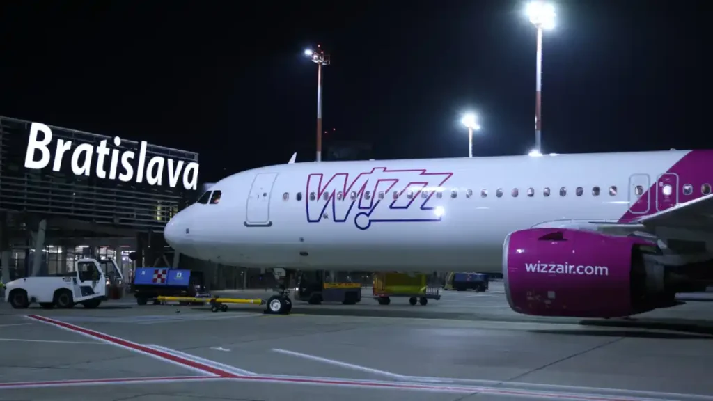 lietadlo spoločnosti wizzair pripravené na odlet na letisku Bratislava