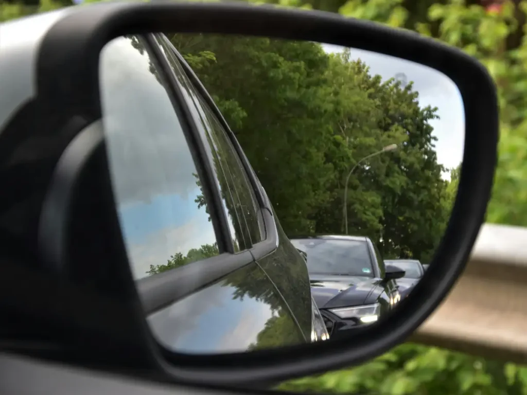 kontrola mrtvého uhla v spätnom zrkadle taxi