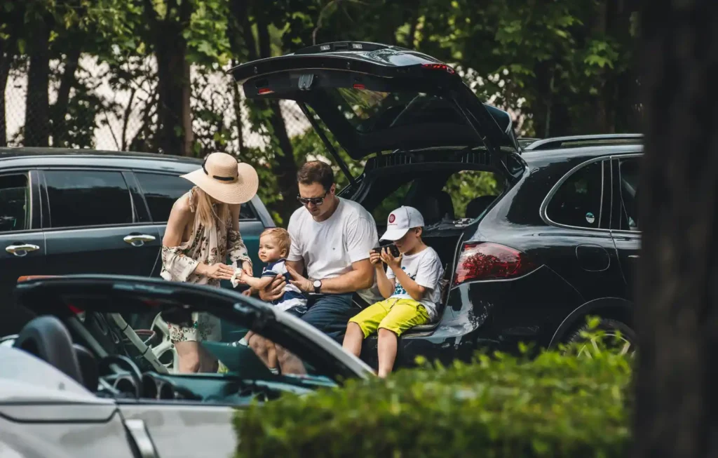 Taxi für Kinder – Familie im Fahrzeug