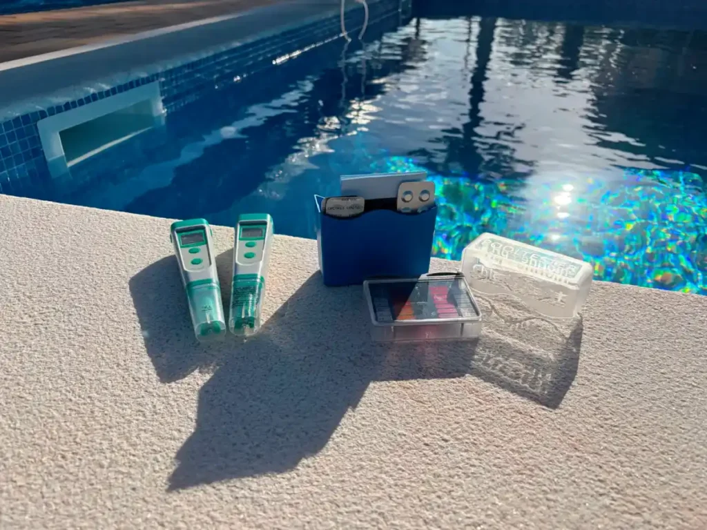 Prüfung der Wasserqualität im Schwimmbad